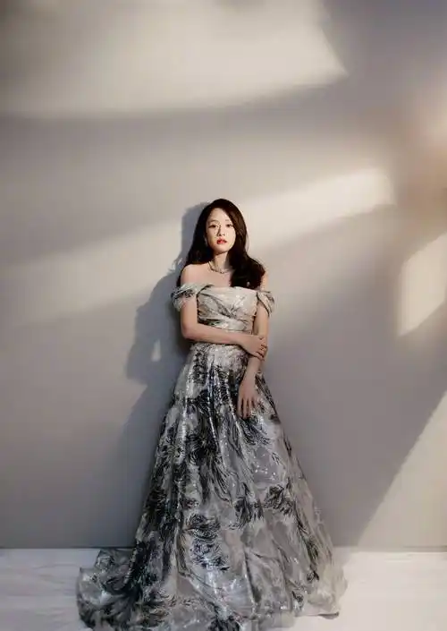 陈乔恩云纹吊带连衣裙优雅写真照片,一袭白色吊带连衣裙尽显温婉气质