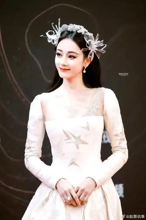 迪丽热巴穿着白雪公主的礼服参加星光大赏的活动.