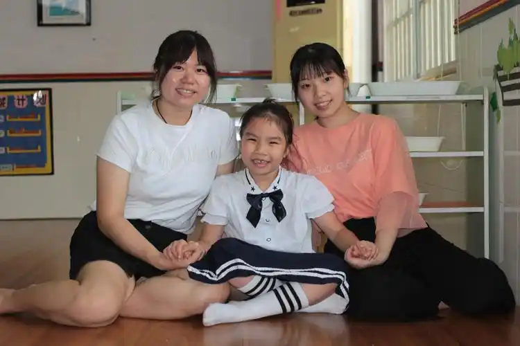 以下是老师与每位孩子的合照