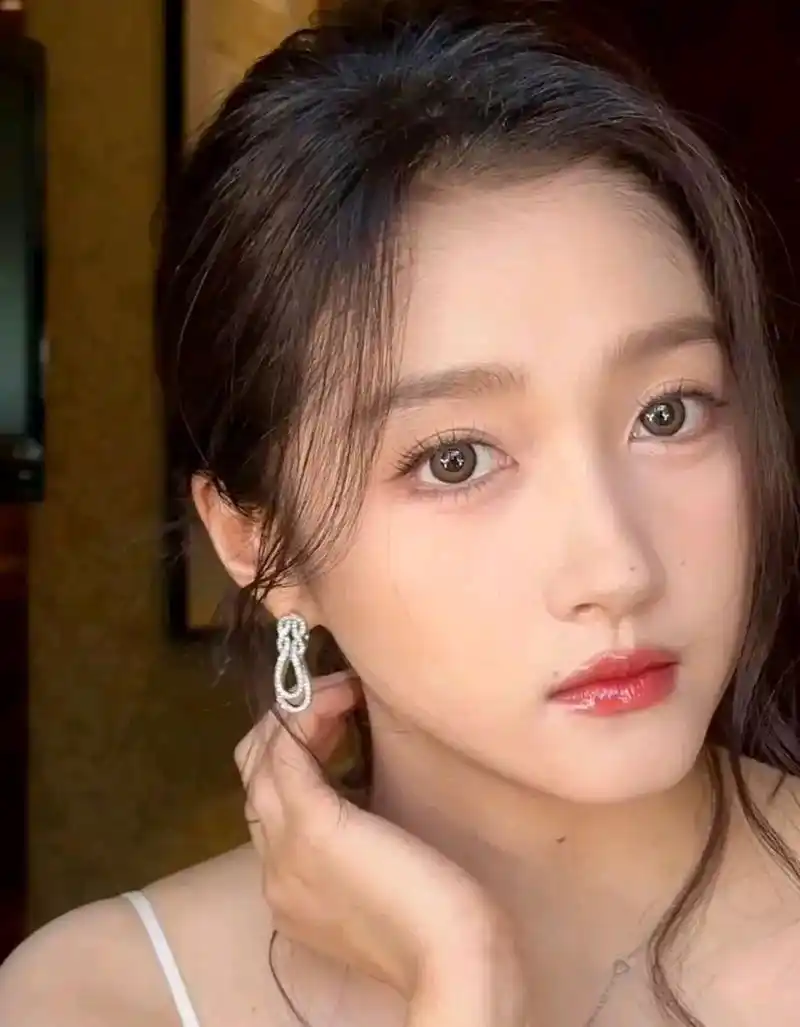 终于看清楚关晓彤脸上有几颗痣了#我要上热门