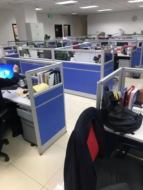 在银行上班,一直觉得办公室工作环境特别乱,朋友在科技公司上班工作