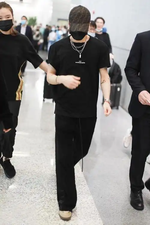 王嘉尔的造型帅气又显男人味,身材实力抢镜,这不愧是运动员出身