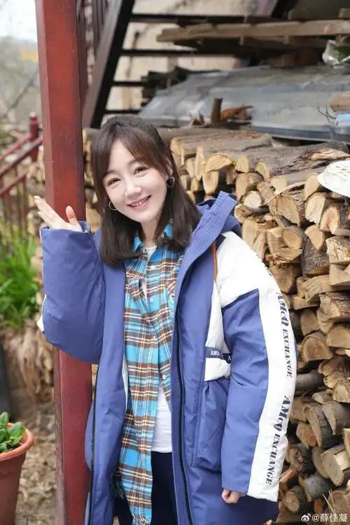 胡歌前任薛佳凝高调晒美照笑容迷人超治愈秒变最美女大学生