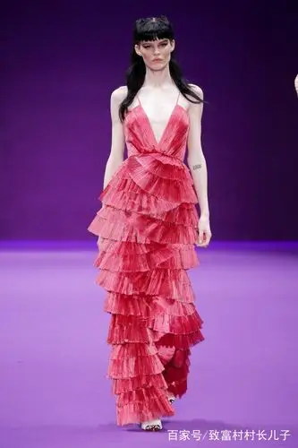 这身粉色v领连衣裙,突显迷人性感腰线,自信妩媚动人