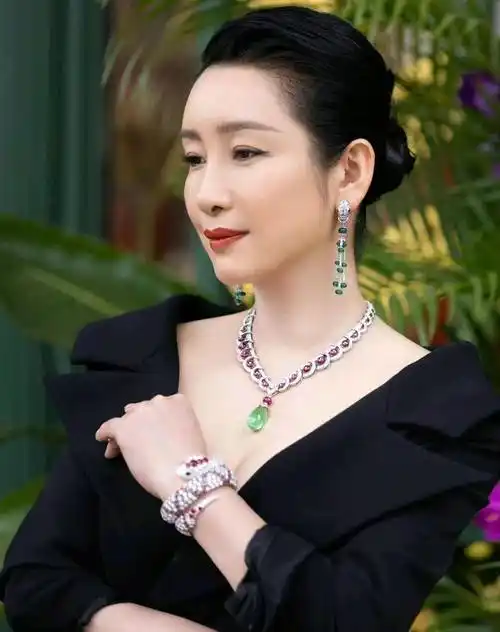 1.秦海璐另一方面,对于女演员来说,四十岁仍然是事业发展的黄金时期.