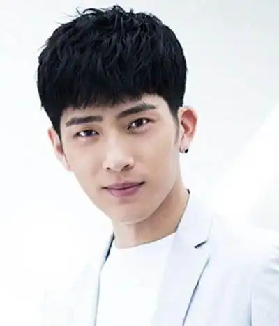 男生发型 男生短发 >> 两边短的蘑菇头发型图片 16岁男孩短发蘑菇头(2