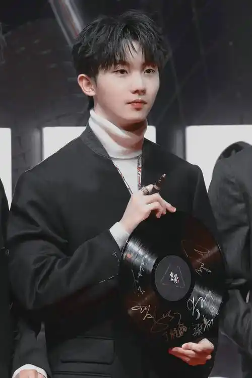 马嘉祺tmea红毯饭拍十八岁限定小马的红毯