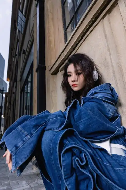 喻言 时尚科普##喻言烟熏牛仔街头随拍##喻言新生代实力歌手