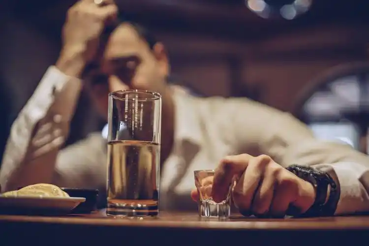 狐大医男子喝酒喝出怪病河马脖医生提醒长期饮酒者要注意这些表现