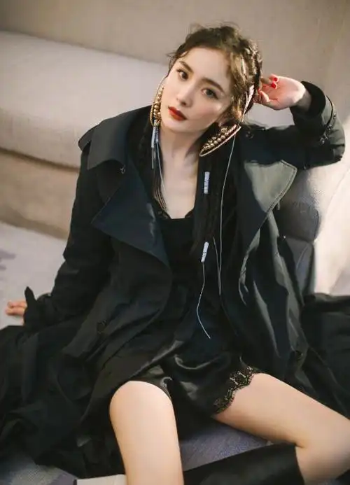 杨幂再登时尚芭莎,小蛮腰大长腿,实力演绎辣妈形象!