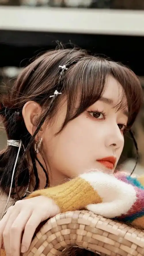 这居然是蒋依依?气质美女,笑容甜美可爱,全身上下白到发光