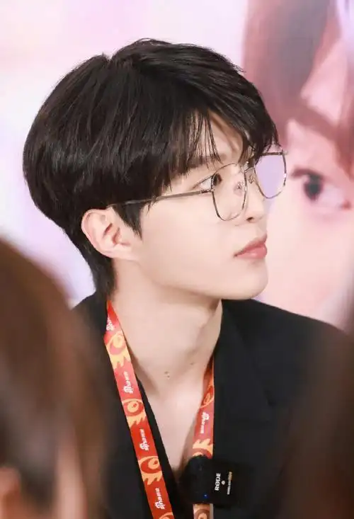 黑衬衫戴眼镜范丞丞先给自己安排上了