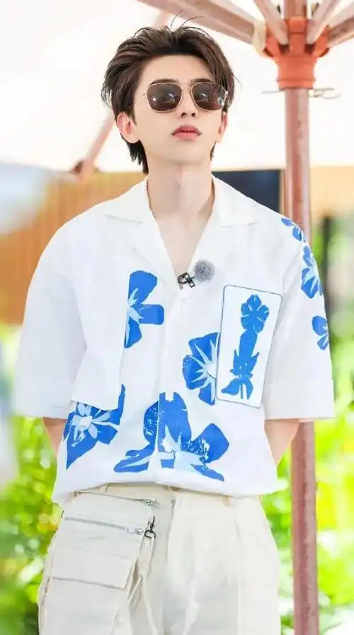 蔡徐坤总算是出来了,他承认和 c女士在一起,两人的关系已经在2021年就