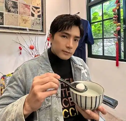 39岁贺军翔近照认不出,短发沧桑显老,皮肤松弛似中年老干部_网友_状态