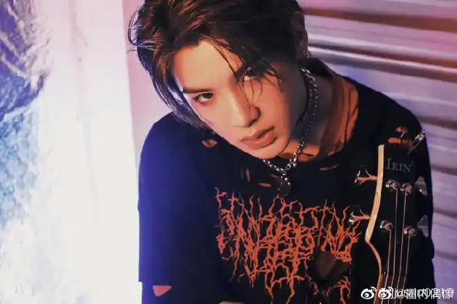 黄明昊新专辑vr预告海报