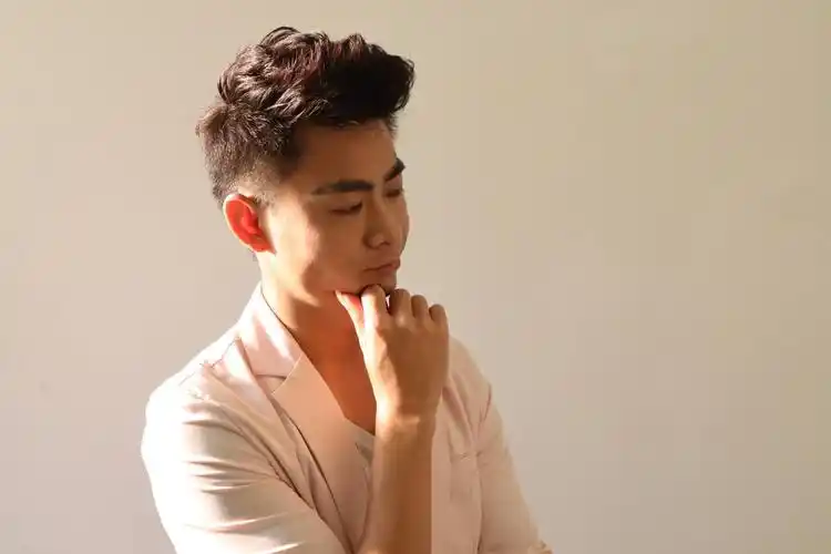 歌手张一(原名丘文亮)为青年导演易白的音乐微电影《街头歌手的梦想》