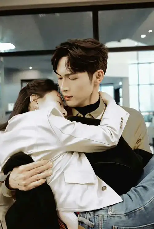 张彬彬从盯咚壁咚到吻咚