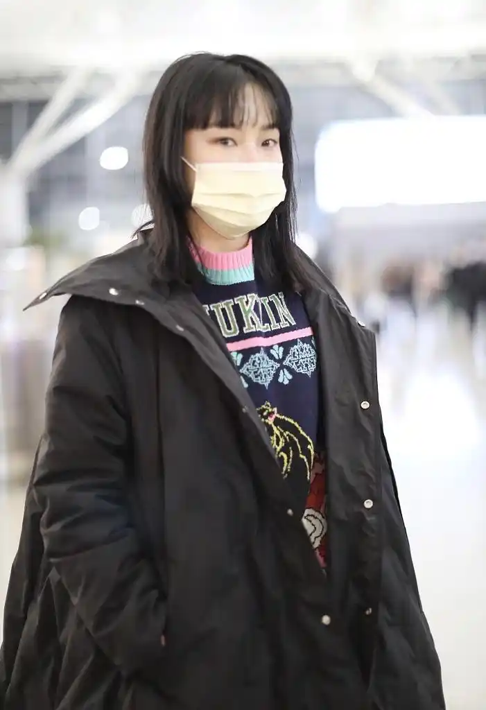 黄龄素颜赶飞机随性撩发机场照图片