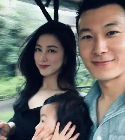 原创朱珠陪老公三亚过生日海滩晚餐浪漫十足一家三口好幸福