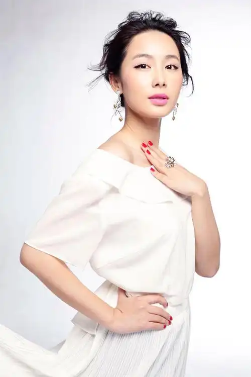 李呈媛演绎翡翠物语珠宝之美