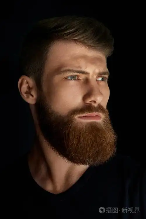 年轻英俊的大胡子男人期待的肖像照片-正版商用图片075710-摄图新视界