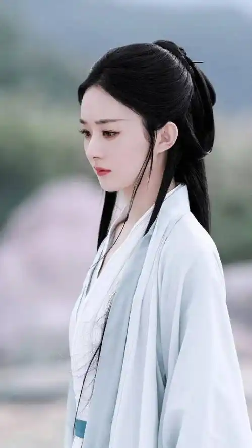 作为90后,我最开始知道赵丽颖是从《花千骨》开始的,总是会把她和