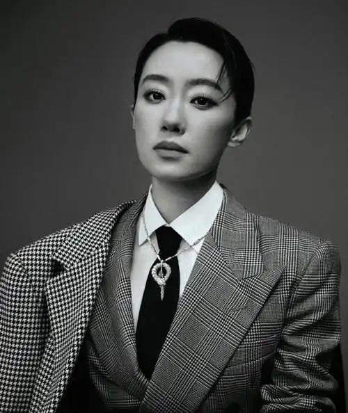 被张小斐帅到了!短发造型演绎姬圈大佬,梳大背头气场两米八插图2