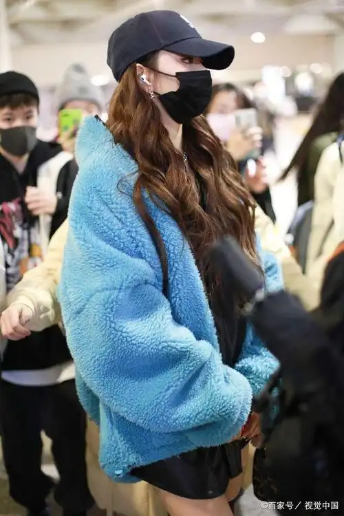 孔雪儿搭过膝靴小秀美腿不怕凉,蓝色毛外套配皮衣超飒