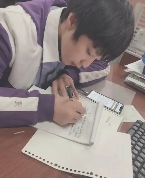 刘耀文拍初中毕业照洋溢青春气息 整理发型超可爱