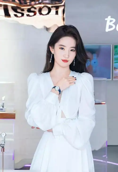 刘亦菲写真一袭白裙仙气飘飘明媚动人