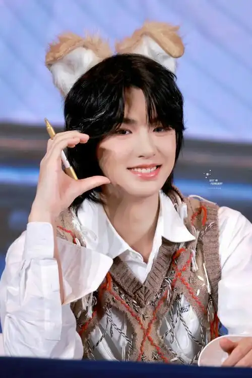 黄明昊长沙签售会饭拍#黄明昊今日长沙签售会路透超甜比心给粉顺