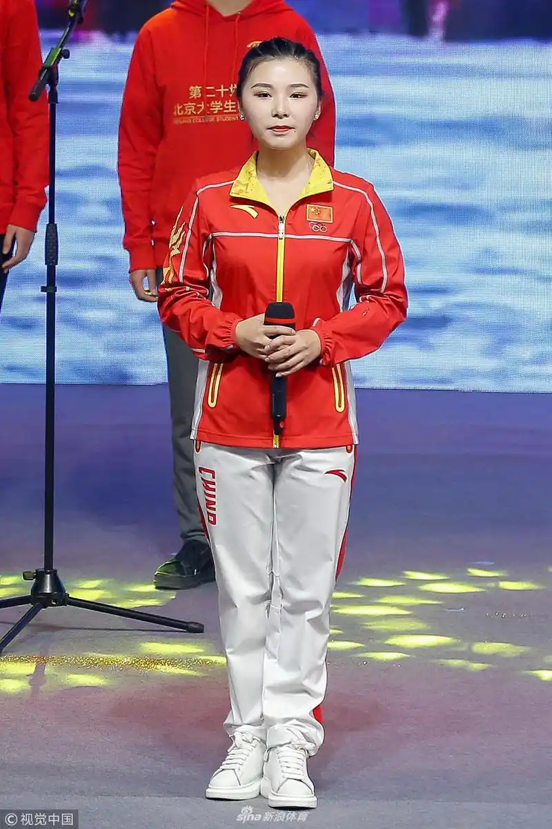 奥运冠军何可欣亮相大学生电影节_高清图集_新浪网