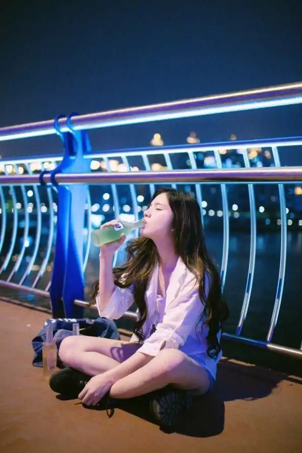 非主流女生夜晚独自喝酒伤感心酸图片