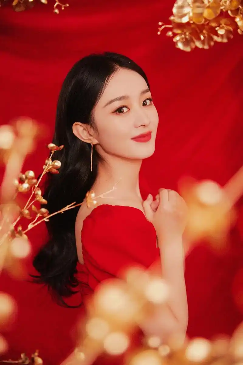 赵丽颖新春红裙照喜气洋溢 持中国结年味足 - 丝路健康网