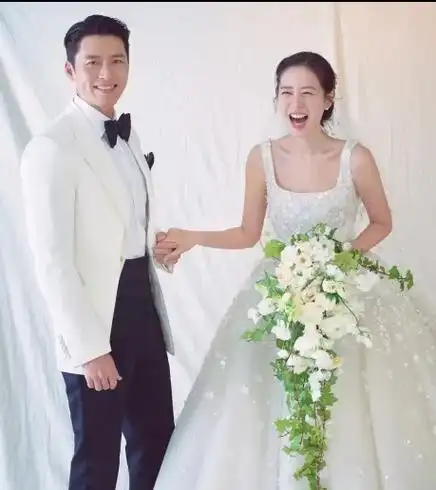 不得不说和孙艺珍玄彬的结婚照太像了!