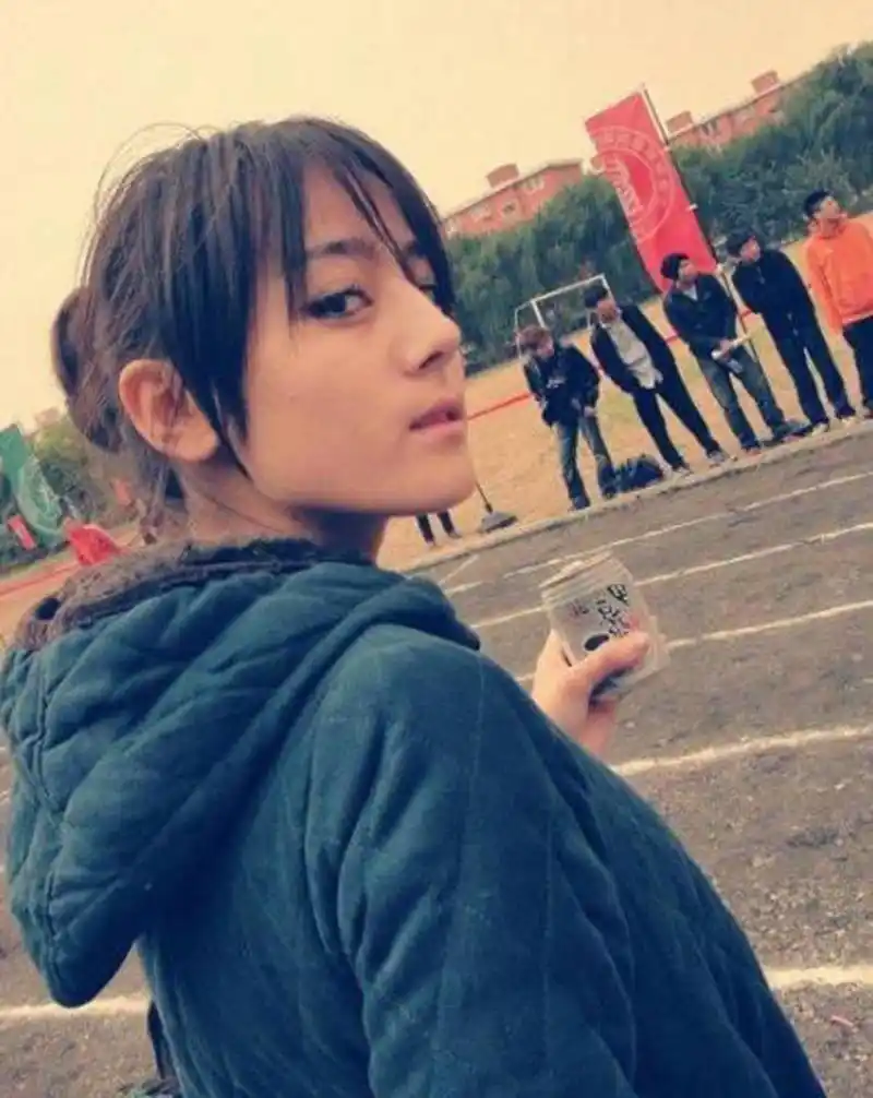 大学时期迪丽热巴唱歌照片.
