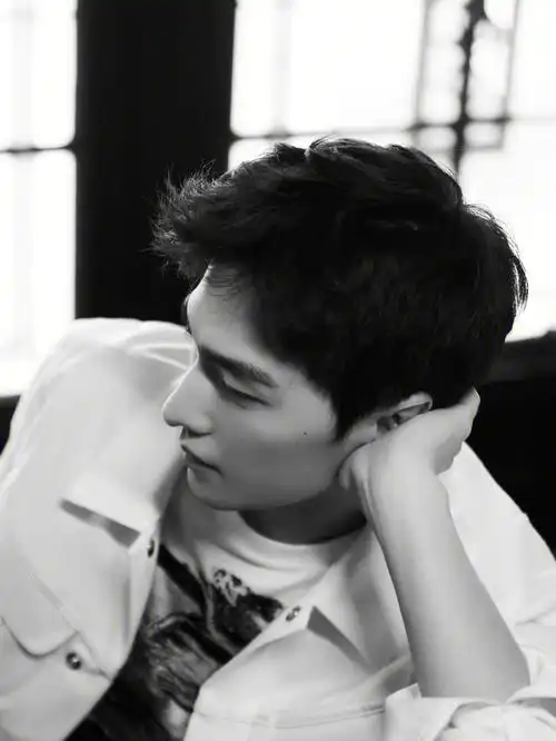 杨洋很少喜欢男明星,杨洋真的是颜值天花板,从上学的时候开始一直