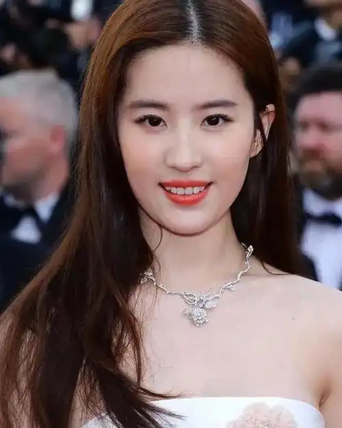 刘亦菲,这位女明星在娱乐圈中被誉为神颜,被人们传为不食人间烟火的