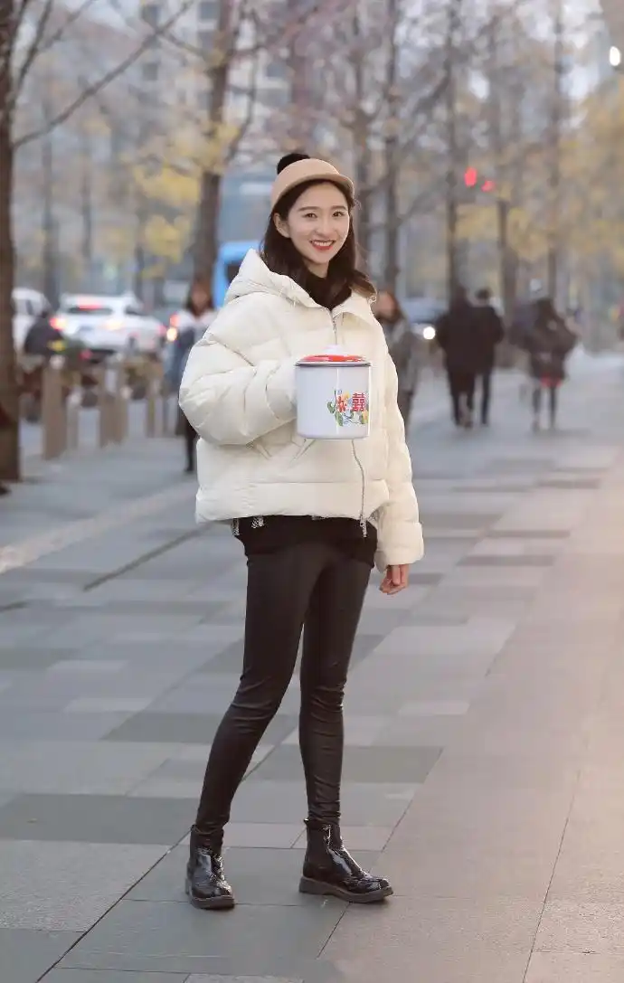 街拍冬日街头的美女,简约又耐看的穿搭参考,秀出你的时尚魅力!