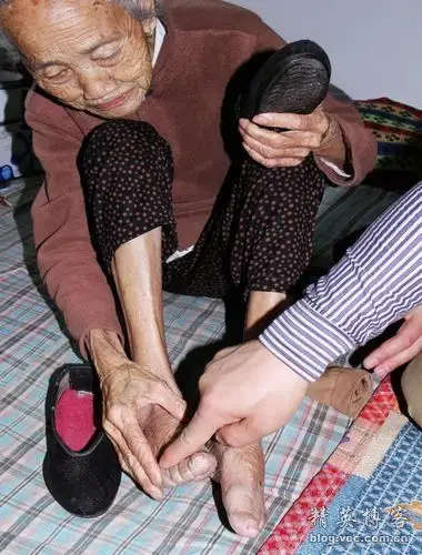 她说"我从小就开始裹脚"