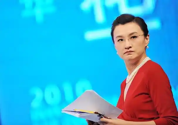 很多观众都记得央视有一位戴眼镜女记者董倩,她采访起来,犀利直接深入