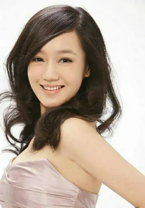 原创胡歌前女友薛佳凝晒照模样和曾经完全不一样化淡妆遮不住脸僵