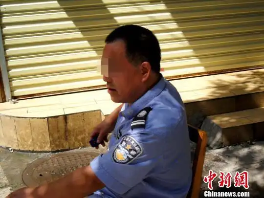 图为桂林机关大院保安穿着佩戴警察袖章的警服值班. 唐梦宪 摄