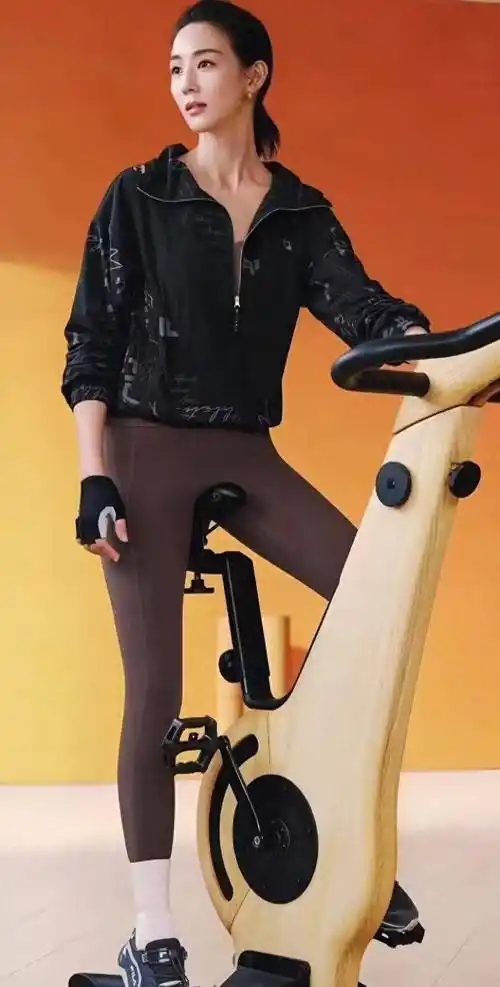 张钧甯有着迷人而优雅的身材,长期以来,他不仅坚持健身塑身,还练习