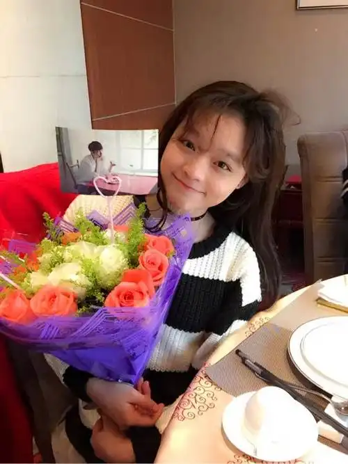 关于黄霄云的人品和整容