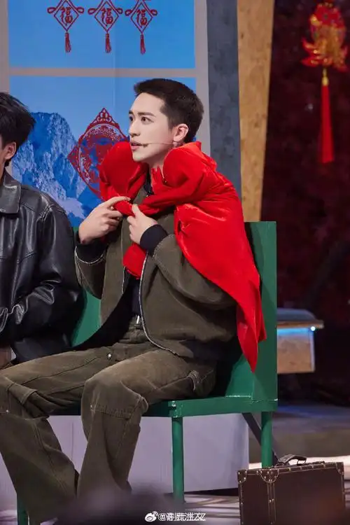 许魏洲龙年穿搭##许魏洲开工红西装#许魏洲的龙年