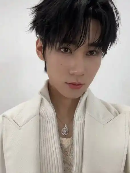 张真源纯白套装造型