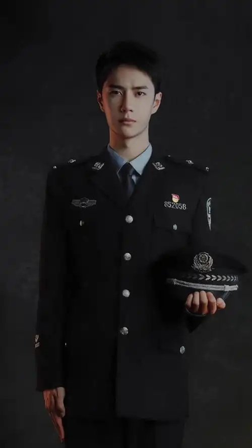 王一博最新霸气迷人警服造型