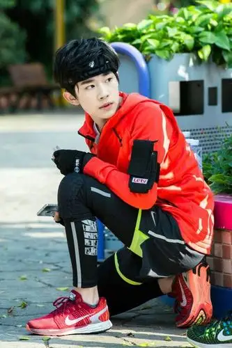 求易烊千玺无刘海的无水印高清照片,越多越好,谢谢!