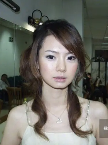 这个时候的戚薇应该是做了双眼皮手术,但是脸还是肉肉的.